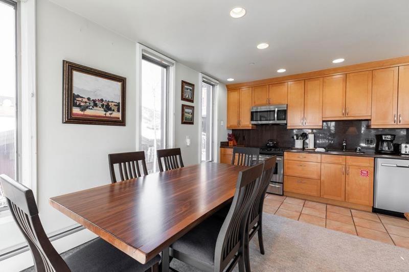 Village Center Condos Vail Room photo