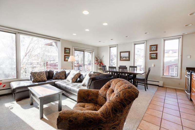 Village Center Condos Vail Room photo